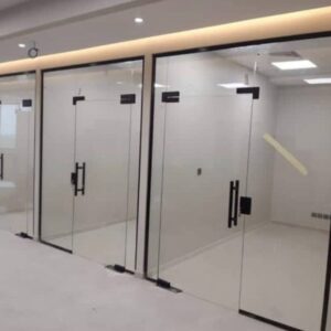 فاصل زجاج سيكوريت للمكاتب مع باب هيدروليك 2026 تركيب كبينة شاور زجاج سيكوريت مودرن 10 ملم قواطيع زجاجية (Glass Partitions) للشركات والمؤسسات